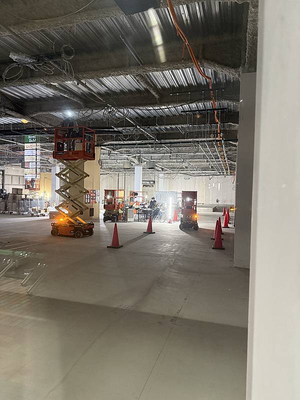2025年7月にフォレストモール南大沢の蔦屋書店(TSUTAYA)跡地を訪ねたところ、夜間にもかかわらず工事が進められていることを確認