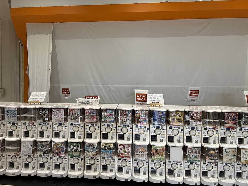 2025年8月にオープン予定のアエナ・ミスターマックス町田多摩境店の出店候補地にはガチャガチャのカプセルマシンが設置
