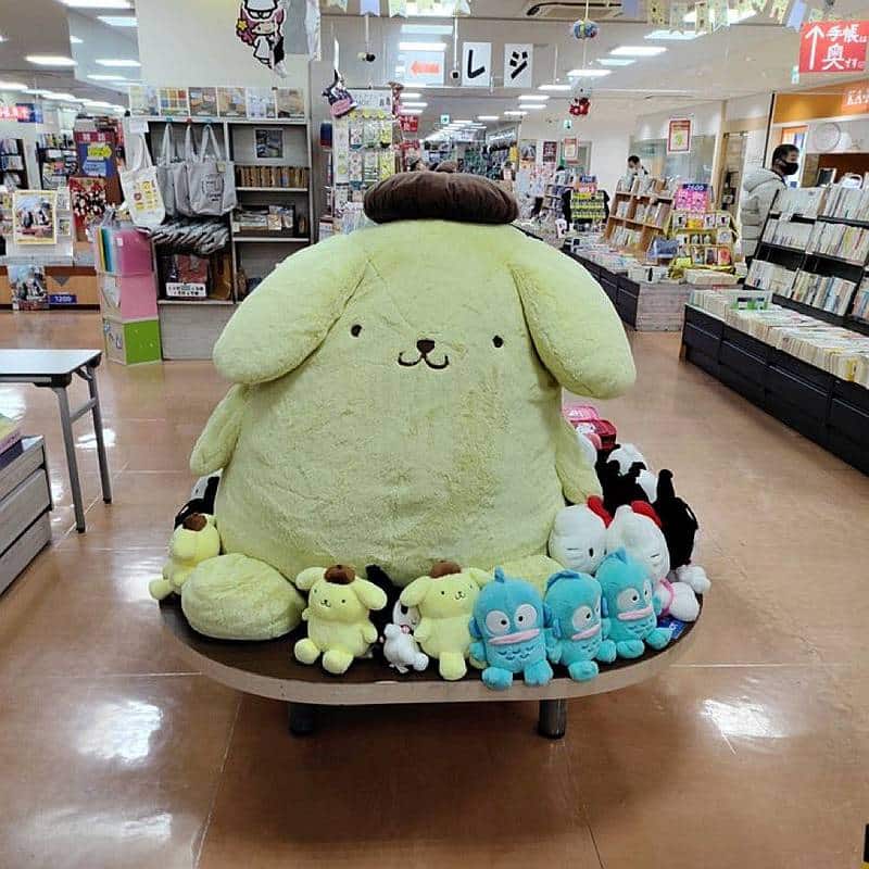 敬文堂書店・多摩センター店はサンリオピューロランドがあることもあり、巨大なポムポムプリンのぬいぐるみが鎮座