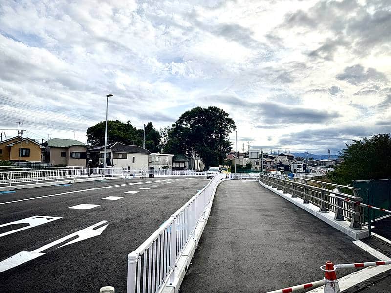 多摩ニュータウン入口側から撮影した2025年9月27日に開通する宮上横山線の写真