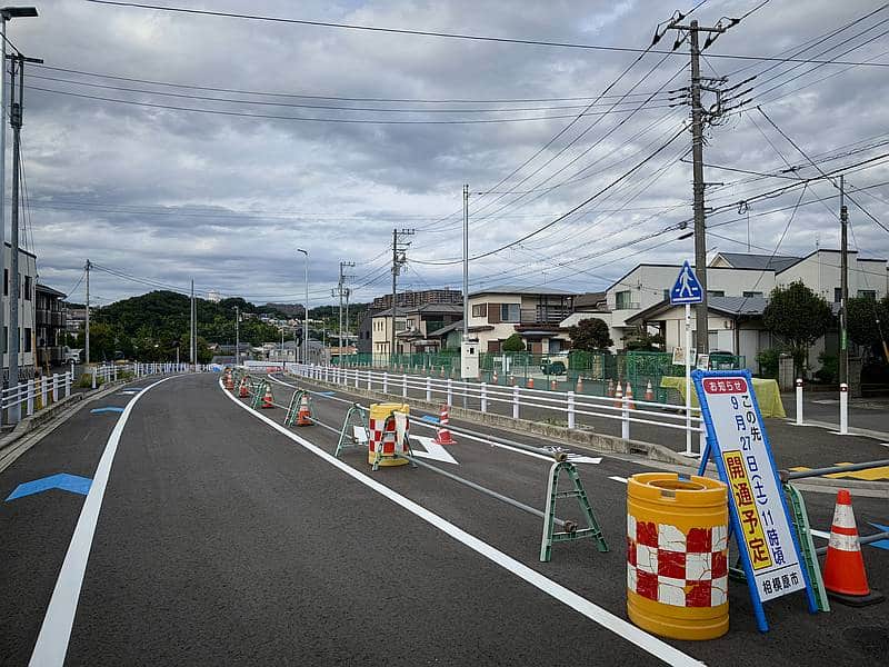 宮上横山線はゆるやかなS字カーブを描く道路