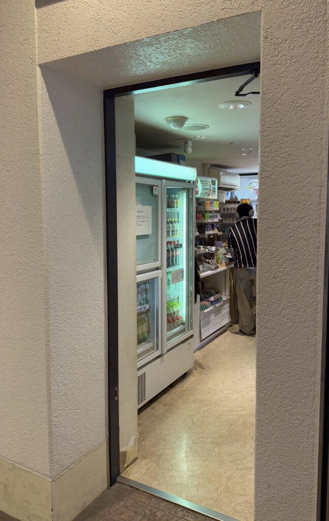 2025年11月9日で閉店する三井アウトレットパーク多摩南大沢のタバコ屋「TABACs(タバックス)」の中ではタバコやドリンクが販売