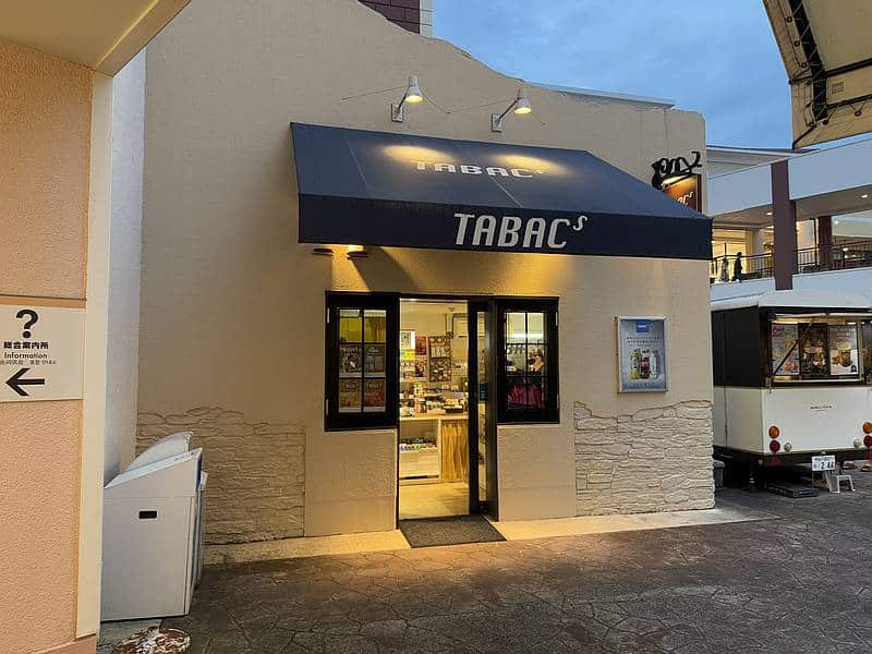 三井アウトレットパーク多摩南大沢のタバコ屋「TABACs(タバックス)」の外観