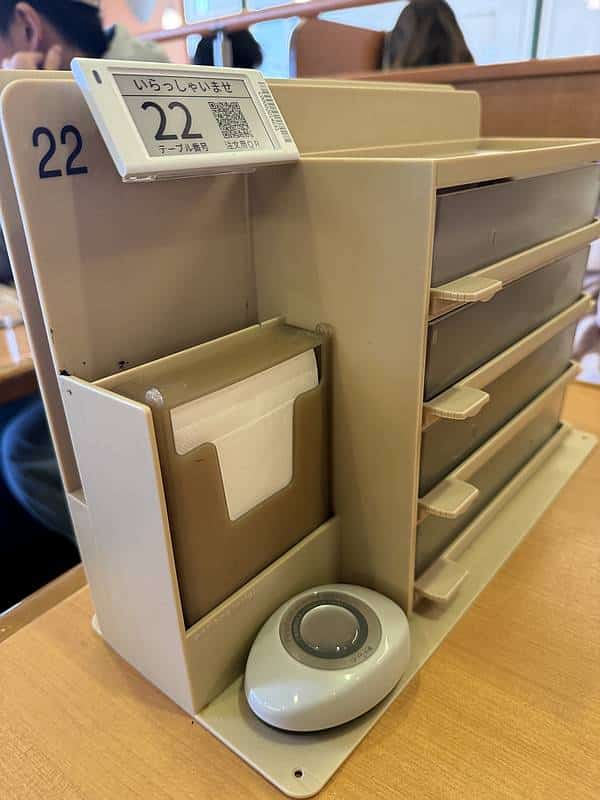 サイゼリヤ南大沢駅前店のテーブルにあった紙のオーダー用紙が撤去