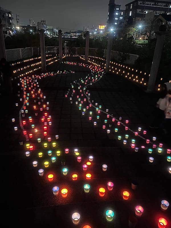 大栗川キャンドルリバーの以前のキャンドルが並べられた様子