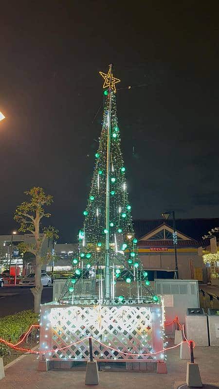 南大沢5丁目商店街(三徳プラザ商店会)に設置された色が変わるクリスマスツリーのイルミネーション