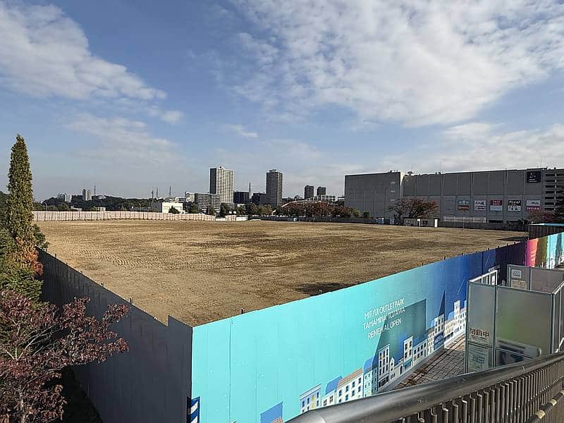 三井アウトレットパーク多摩南大沢B街区の解体工事が完了し、2025年11月現在更地の状態