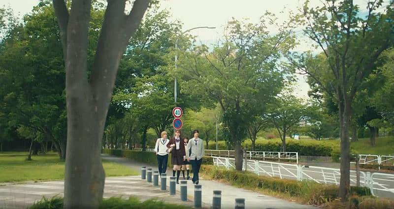 WOWOWのドラマ「ストロボ・エッジ」第2話で長池公園横を福本莉子さんと高橋恭平さんらが歩いているシーン