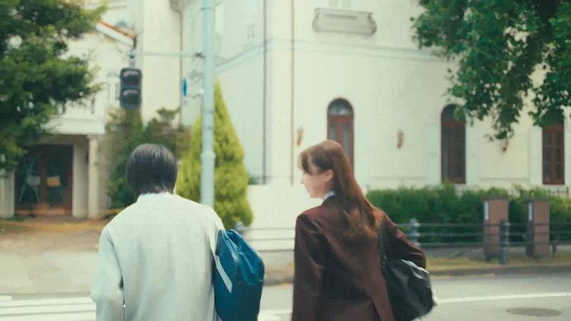 福本莉子さんと高橋恭平さんのW主演のストロボ・エッジで長池公園横を歩いて、長池見附橋交差点をわたるシーンで閉業した結婚式場が背景に