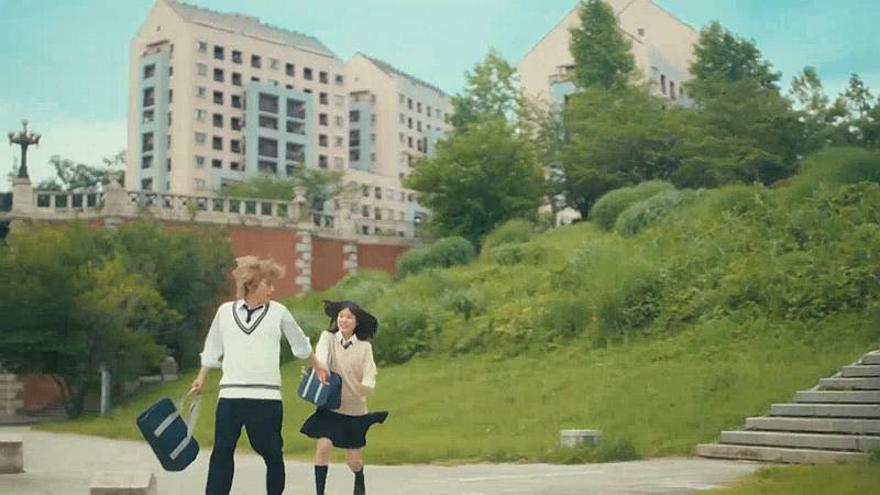 ドラマストロボ・エッジで山下幸輝さんと福本莉子さん長池見附橋を駆け抜けたあと、階段を降りて長池公園の池に移動