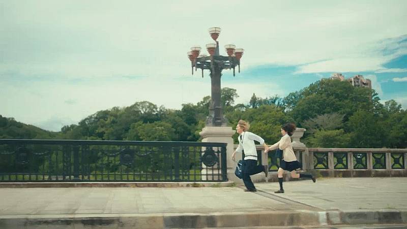 ドラマストロボ・エッジで同級生の安堂 拓海(山下幸輝さん)が主人公演じる福本莉子さんを連れ出して駆け出すシーンで長池見附橋が登場