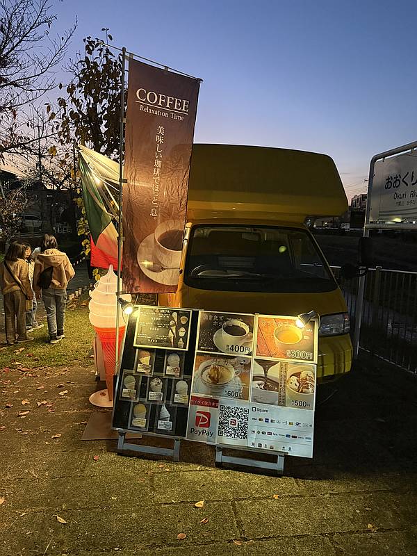 2025年11月22日に行われた大栗川キャンドルリバーではコーヒーやソフトクリームを販売するキッチンカーが出店