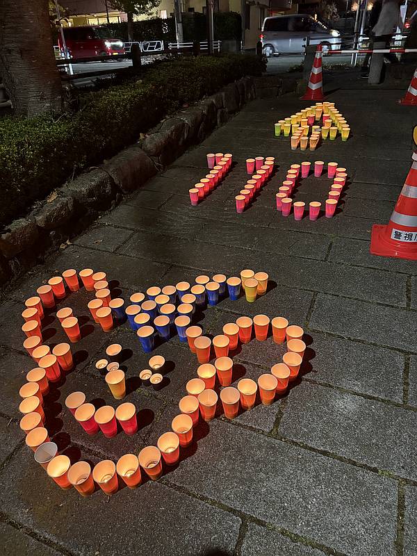 大栗川キャンドルリバーでピーポくんと110番を描いたキャンドル