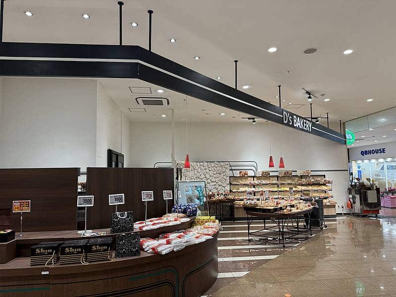 フーディアム多摩センターには店内で焼いたパンを販売するベーカリーコーナーも