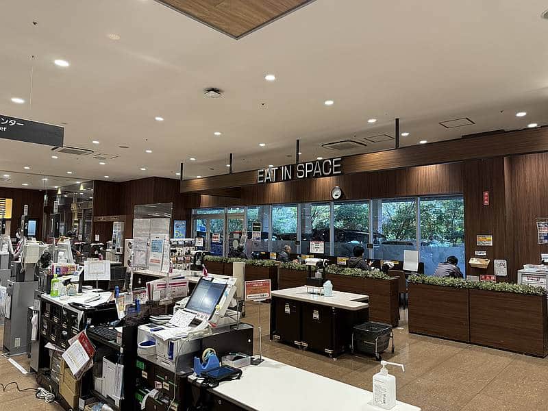 クロスガーデン多摩にあるスーパーマーケット、フーディアム多摩センターにはイトーヨーカドー多摩センターや千歳屋にはないイートインコーナーが存在