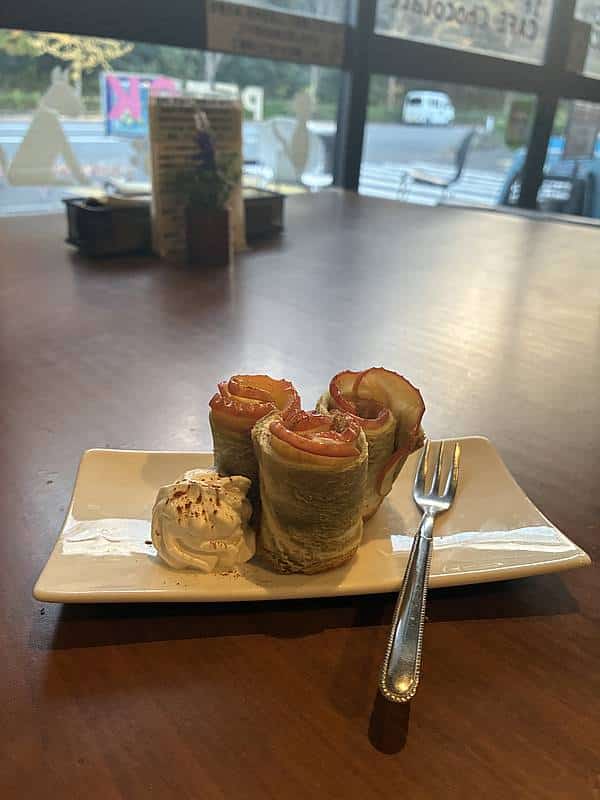 南大沢2丁目にあるカフェ「しょこら亭」のアップルパイのスイーツ