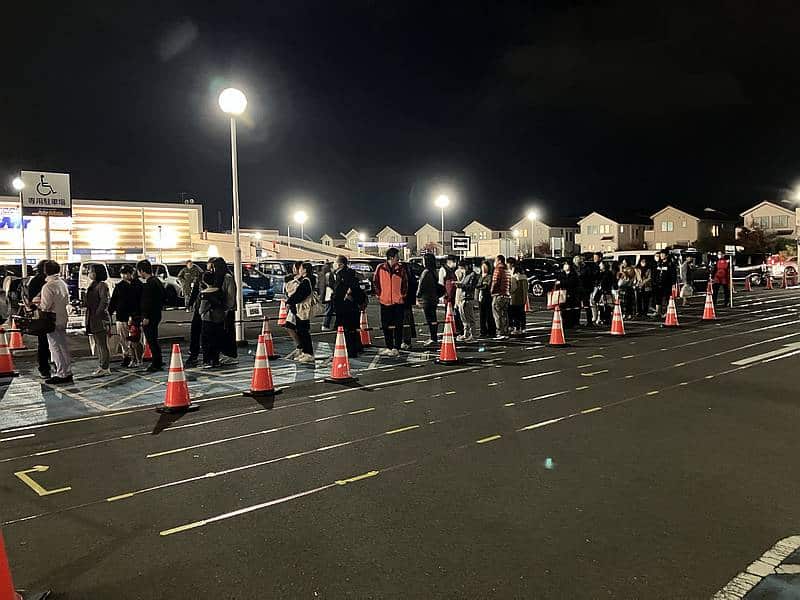 ロピア町田多摩境ミスターマックス店のオープン初日は夕方まで入場制限で待機列ができる状態に