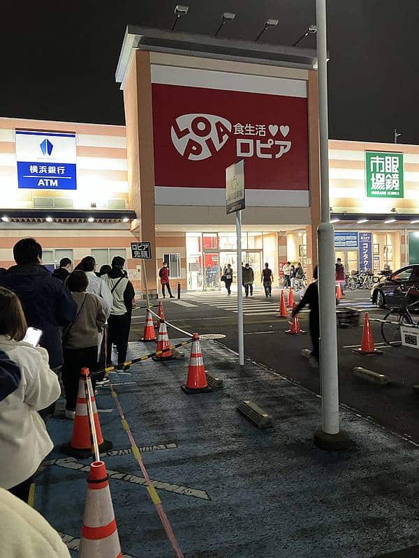 ロピア町田多摩境ミスターマックス店のオープン初日はを17時台に訪ねてもまだ待機列があり、入場制限が行われている状態