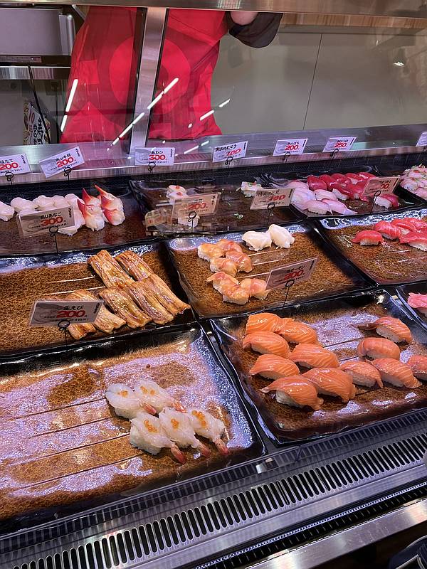 ロピア町田多摩境ミスターマックス店ではオープンセールでお寿司のバイキングが実施