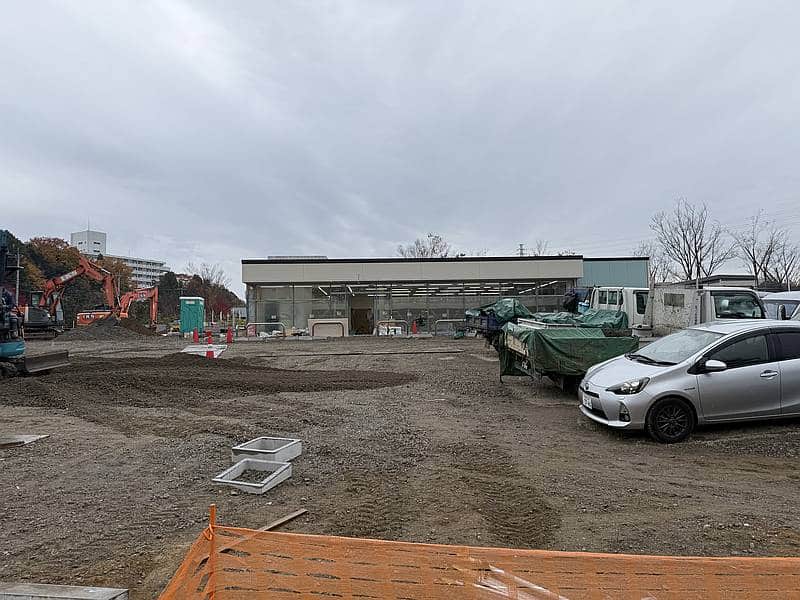 セブンイレブン南大沢4丁目店の予定地の工事状況では現在はセブンイレブンの外装まで工事されておらず