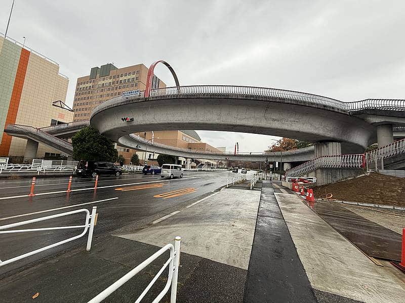 南大沢の歩道橋の中でも円形で特徴的な輪舞歩道橋