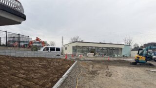 2026年1月半ば頃ににセブンイレブン南大沢4丁目店が輪舞歩道橋近くに新規オープン