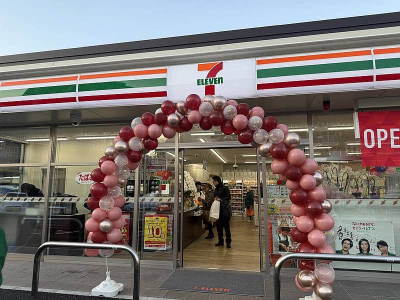 2026年1月16日にオープンし、入口にバルーンが設置されたセブンイレブン南大沢4丁目店