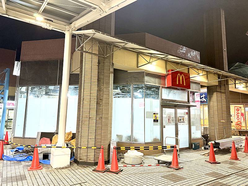 京王堀之内駅前の商業施設・VIA長池にある「マクドナルド堀之内三和店」を訪ねたところ、三角コーンで仕切られて、お店に入れない状態に