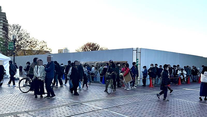 TBSモニタリングの透明カラオケ最終王者決定戦が2025年11月22日に行われた多摩センターでは、挑戦するための長蛇の列が形成