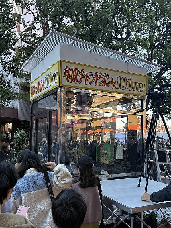 TBS人気番組「モニタリング」の透明カラオケのボックスが多摩市の多摩センター駅のパルテノン通りに設置