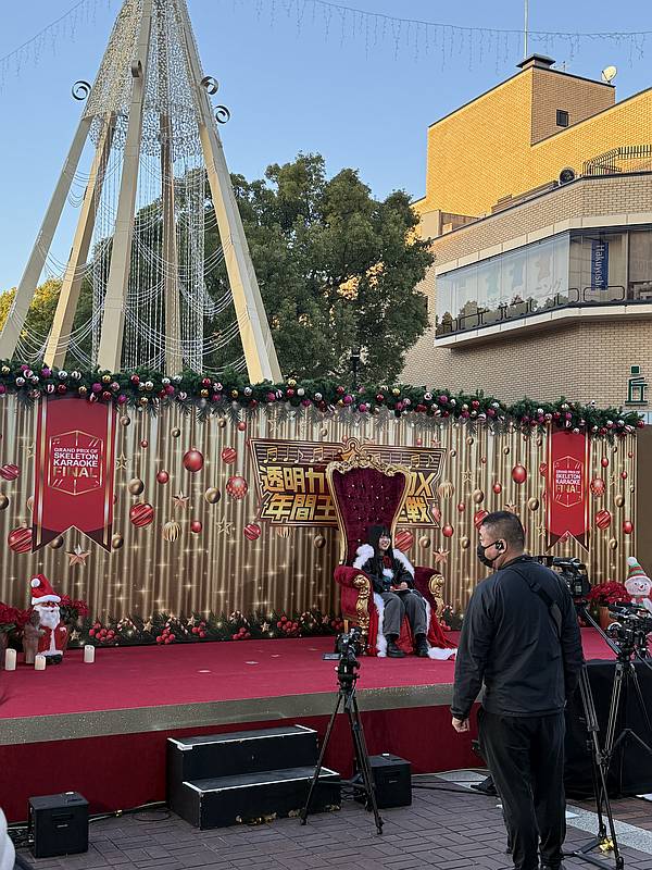 2025年11月22日に多摩センターで行われた透明カラオケの公開収録で、最高得点が座る特設ステージセットの王座