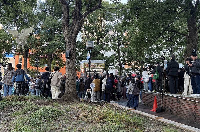 2025年11月22日の多摩センターでのTBSモニタリング・透明カラオケの収録当日は、ロケが行われるパルテノン大通りに多くの人々が透明カラオケを観覧しようと来場