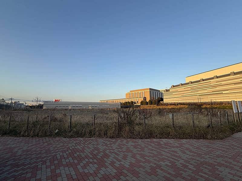 カワチ薬品・多摩ニュータウン店と丸亀製麺・多魔店は2025年1月に解体されて更地になり、空き地の状態が継続していた