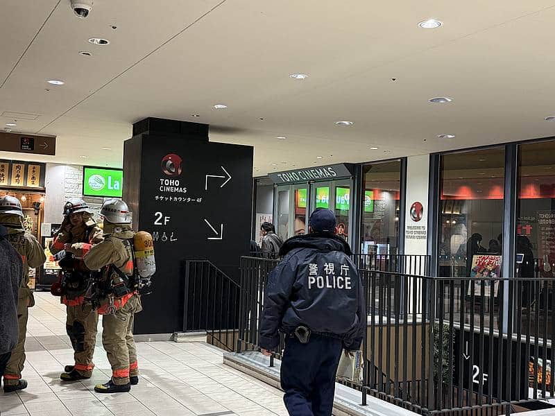 2025年12月29日(月)に南大沢駅前のTOHOシネマズ南大沢で火災が発生し、消防隊や警察官が出動