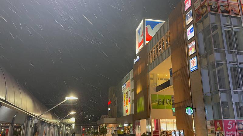 2026年1月2日の初雪がイトーヨーカドー南大沢店前で降る様子