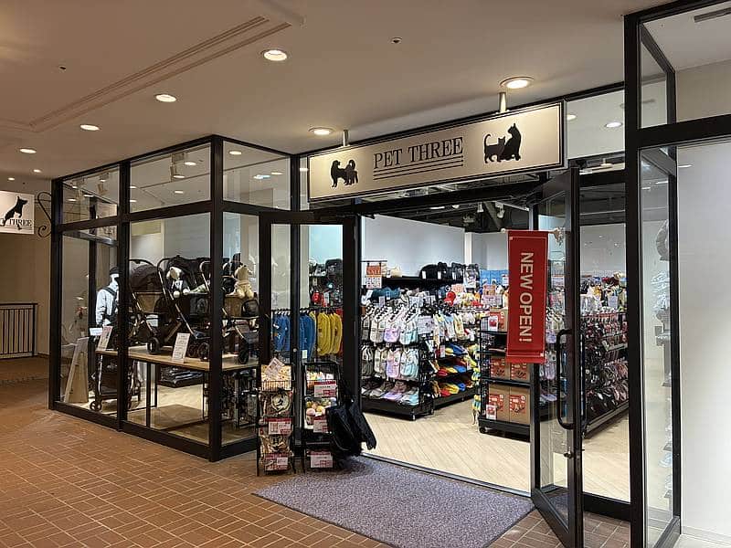2025年12月6日に三井アウトレットパーク多摩南大沢の2階にオープンしたペット用品店「PET THREE(ペットスリー)」の店舗の外観