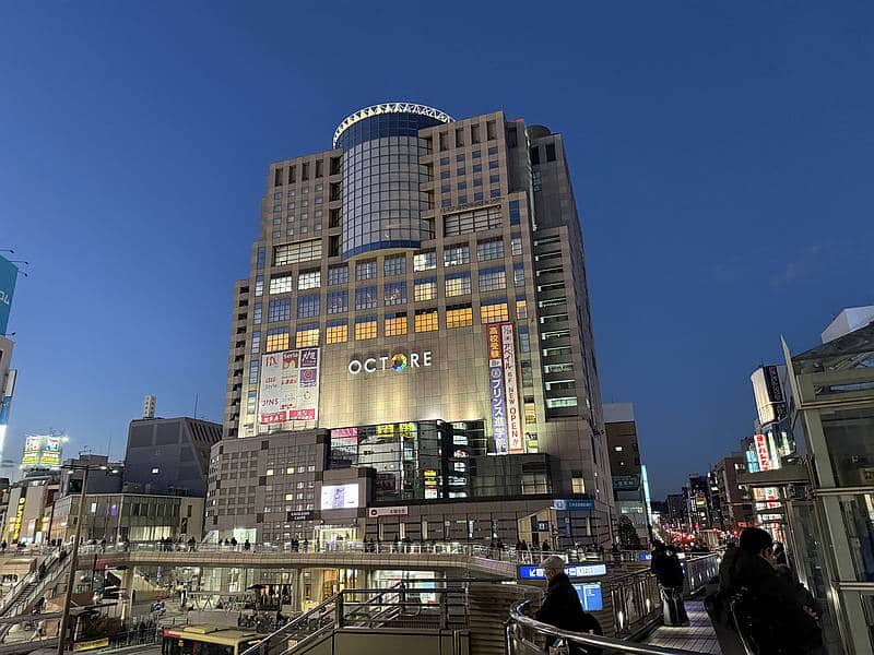 八王子オクトーレはJR八王子駅にペデストリアンデッキや地下通路で直結する商業施設