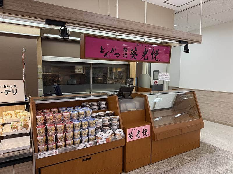 2026年1月25日に閉店したイトーヨーカドー南大沢店内のとんかつ専門店「横浜・葵光悦」の跡地では、売り場の棚にすでにイトーヨーカドー南大沢店の商品が陳列されている状態