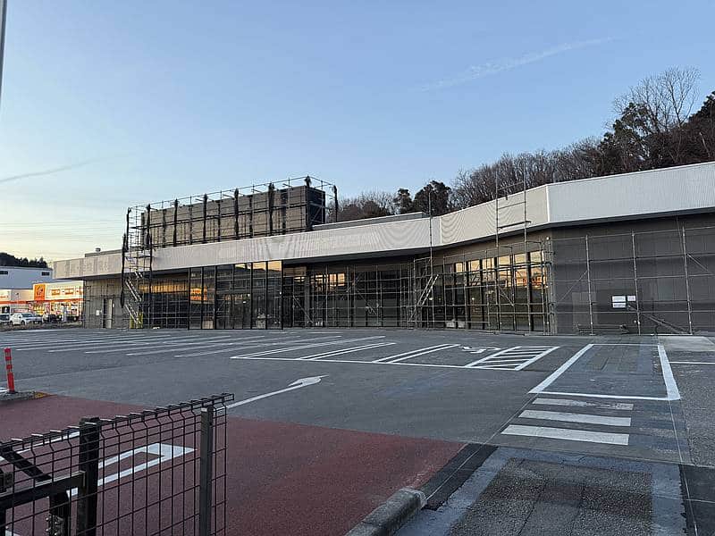 カインズ町田多摩境資材館PROの跡地にはフィットネスクラブのできるとして工事のお知らせが掲示されたが、完成予定を過ぎても完成に至らず、工事も中断している模様