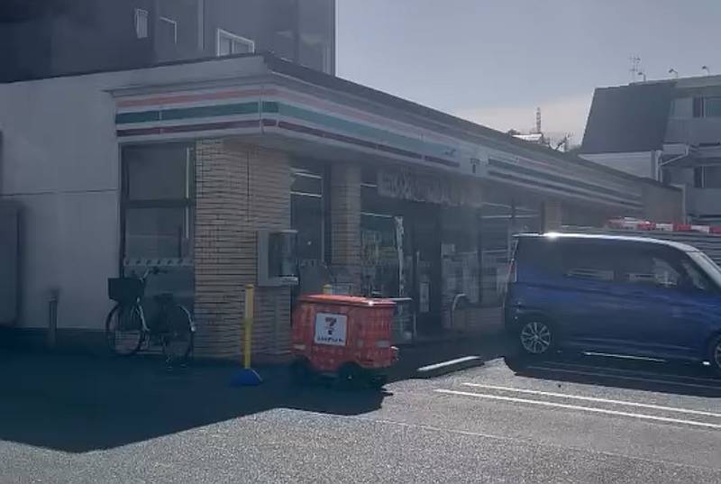 セブンイレブン八王子松木店は多摩ニュータウン通りに面したコンビニエンスストア