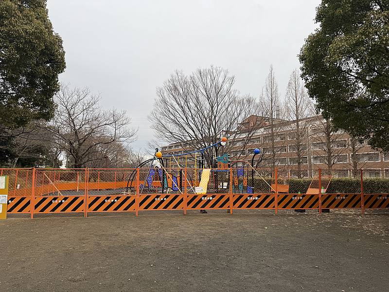 2026年2月11日に南大沢の谷戸山雲の公園を訪ねたところ、新しい複合型遊具の設置工事を発見