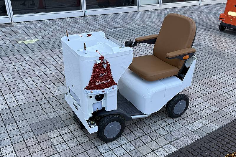 LOMBYがセブンイレブンの自動配送ロボット、セブ子・セブ夫を人が乗車できるように改良した自律走行ロボット