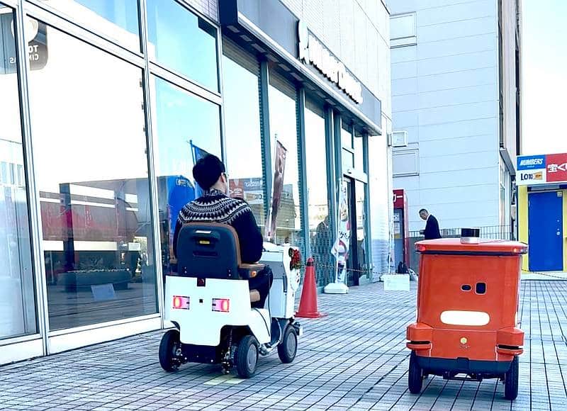 2025年11月22日に行われたLOMBYの自動走行ロボットLM-Pの試乗体験会で実際に試乗した様子