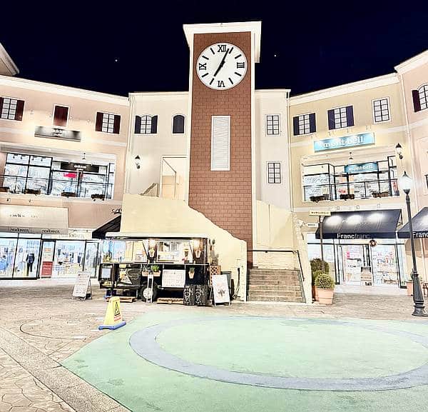 三井アウトレットパーク多摩南大沢のA街区にある時計台前広場