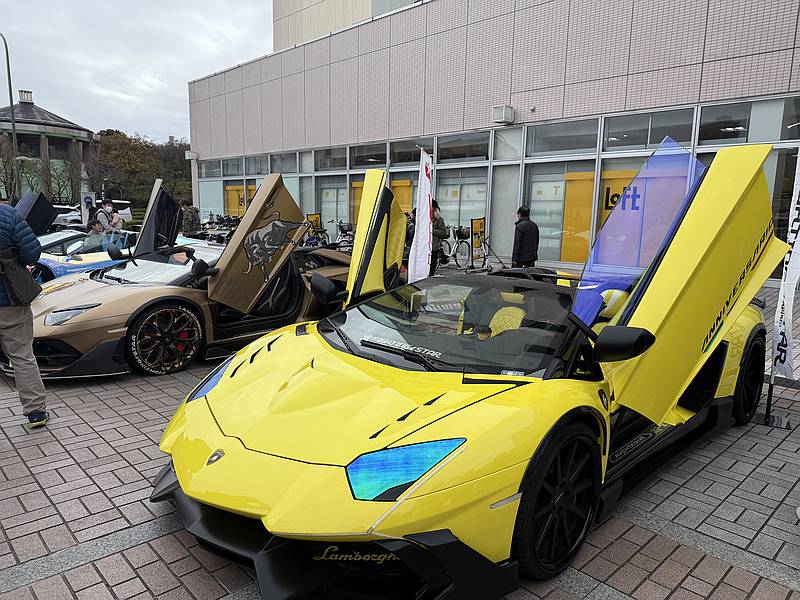 2025年11月に行われた南大沢マルシェでスーパーカーの展示で色々なスポーツカーが南大沢駅前に展示