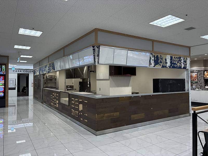 2026年3月29日(日)にココリア多摩センターのフードコートを訪れたところ、ラーメン屋「ちゃーしゅーや武蔵」が閉店しており、すでに看板や設備が撤去されており、店舗がなくなっている状態