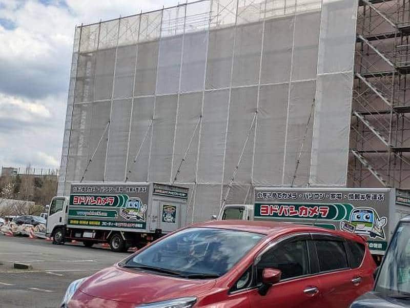 2024年6月に閉店した八王子市鑓水のFITHOUSE跡地にヨドバシカメラの物流拠点が誕生し、ヨドバシカメラのトラックが取り付け