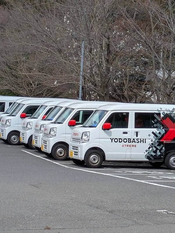 ヨドバシカメラのEC「ヨドバシドットコム」での配送で使われるエクストリーム配送を行うバンやバイクがヨドバシアッセンブリーセンター八王子には配備