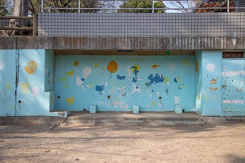 溜池公園の壁は過去にペイントされたものの、経年劣化や老朽化で剥がれおちてしまっている状態