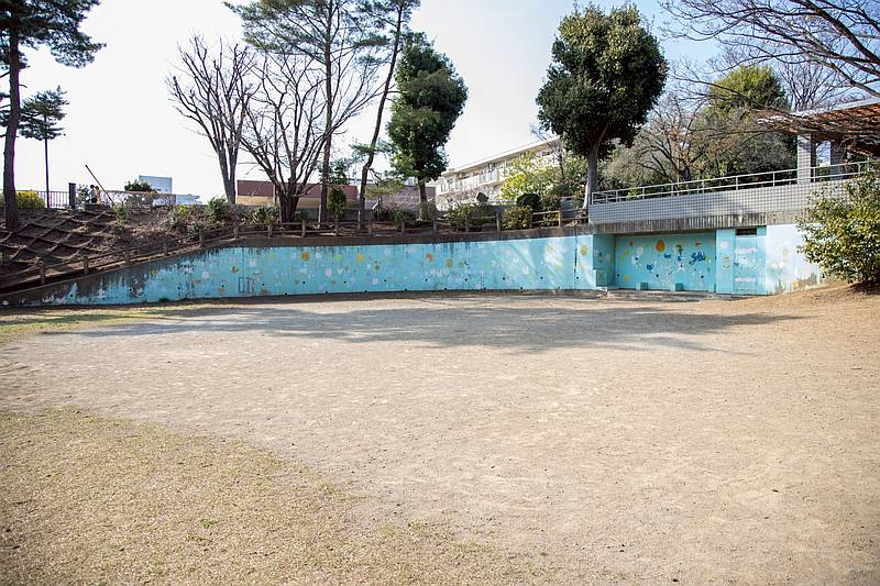 2026年3月28日の壁画リニューアルイベント前の溜池公園の広場と壁の様子